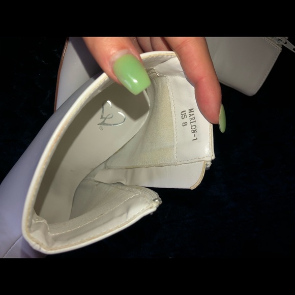 White pointed booties - Picture 3 of 8